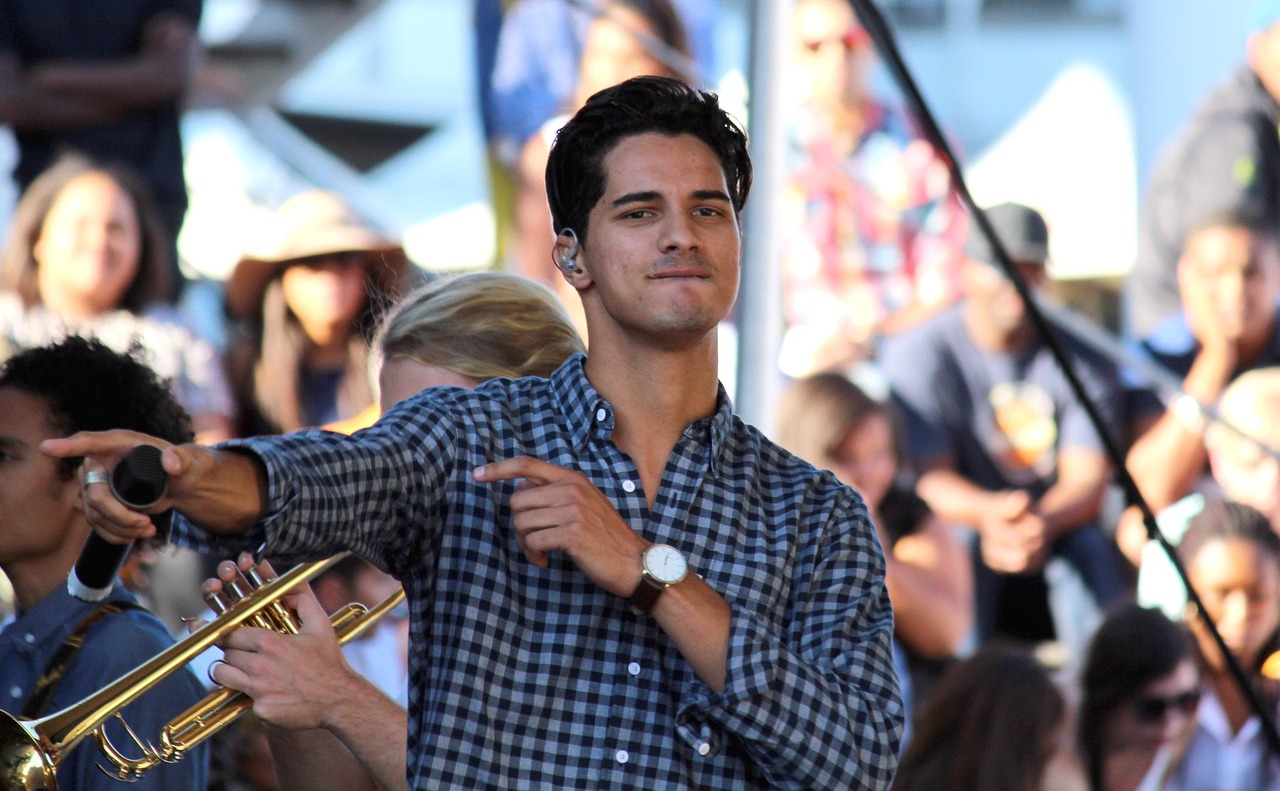 五月邓姓男明星闪耀娱乐圈,星光熠熠的明星风采